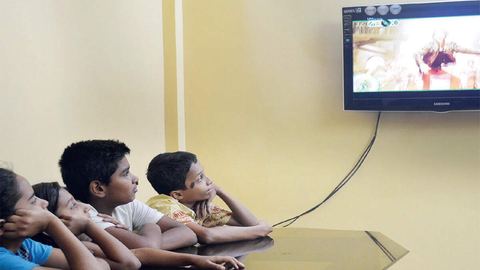 Children watching a televised lesson at home, from the Bangalore Mirror report